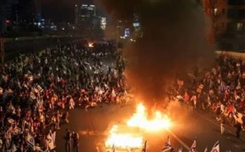 مستوطنون إسرائيليون يشعلون النيران أمام مقر نتنياهو للمطالبة بتبادل المحتجزين