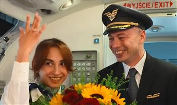 طيار يتقدم للزواج من صديقته المضيفة على متن رحلة جوية| فيديو