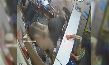 فيديو.. ثور ضخم يقتحم متجرًا لبيع الهواتف ويحبس العاملين بالداخل 