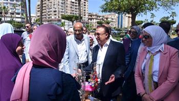محافظ الإسكندرية يفتتح معرض الأسر المنتجة لبيع المشغولات اليدوية والمنتجات الغذائية  