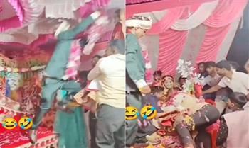 فيديو.. عريس هندي يسقط فوق «عرش الزفاف» بشكل صادم