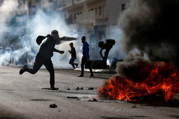 تجدد المواجهات بين الفلسطينيين وقوات الاحتلال الإسرائيلي في مدينة البيرة
