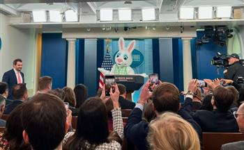 اقتحام مؤتمر صحفي للبيت الأبيض.. أرنب يتسبب في ورطة للرئيس الأمريكي (فيديو)