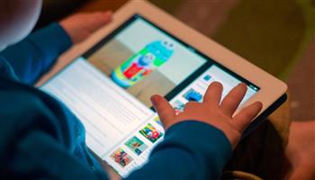 دراسة: شاشات الأجهزة الإلكترونية تؤثر على تطور اللغة لدى الأطفال