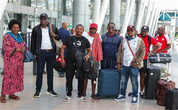 أفراد من جمهور سيمبا التنزاني يدعمون الفريق أمام الأهلي