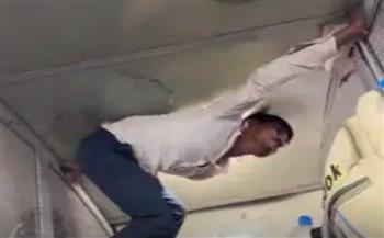سبايدر مان القطار.. راكب يستعمل مهاراته للوصول إلى المرحاض (فيديو)