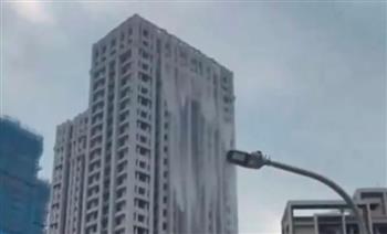 بعد الزلزال المدمر.. شلالات مياه تنهمر من أعلى مبنى سكني في تايوان (فيديو)