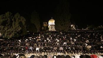 50 ألفا يؤدون صلاتي العشاء والتراويح في المسجد الأقصى
