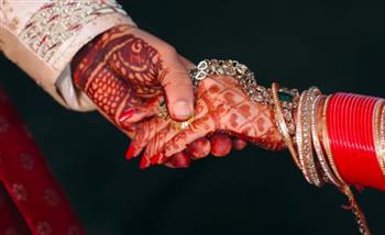 هندي يدفع مبلغًا ضخمًا للحصول على عروض زواج لابنته