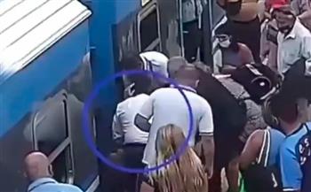 فيديو .. نهاية غير متوقعة لامرأة تعرضت للإغماء وسقطت تحت عجلات قطار بالأرجنتين