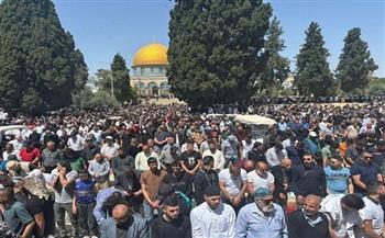 120 ألف فلسطيني يؤدون صلاة الجمعة الأخيرة من رمضان في رحاب المسجد الأقصى