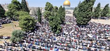 120 ألف فلسطيني يؤدون صلاة الجمعة الأخيرة من رمضان في رحاب المسجد الأقصى