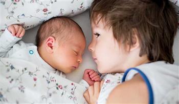 3 خطوات للتغلب على غيرة طفلك من المولود الجديد