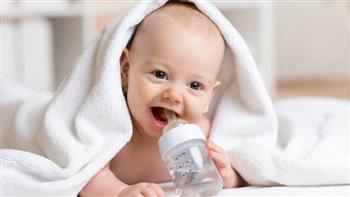 هل يحتاج الرضيع شرب الماء مع الرضاعة الصناعية ؟