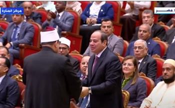 وزير الأوقاف يهدي الرئيس السيسي نسخة من سلسلة «رؤية»