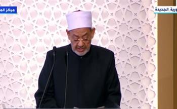 الإمام الطيب يهنئ الرئيس بولايته الجديدة ويهديه الإصدار الثاني من مجلة الأزهر (فيديو)