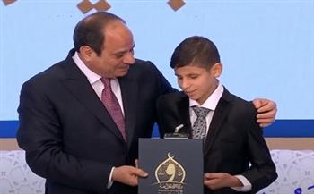 موقف إنساني بين الرئيس وطفل فائز بجائزة حفظ القرآن في حفل ليلة القدر | فيديو 