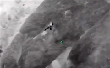 احبس أنفاسك.. لحظة إنقاذ رجل سقط على حافة جرف من مسافة 60 قدمًا (فيديو)