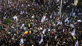 عشرات آلاف الإسرائيليين يتظاهرون ضد نتنياهو ويطالبون بانتخابات فورية وصفقة لتحرير الأسرى