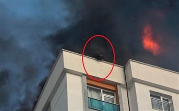 بالفيديو.. رجل إطفاء ينجو من نيران حاصرته على سطح بناية بحيلة ذكية