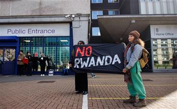 تنفيذ بريطانيا أول عمليات ترحيل المهاجرين إلى رواندا.. القصة كاملة
