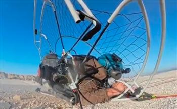 لحظة سقوط يوتيوبر شهير من طائرة شراعية (فيديو)