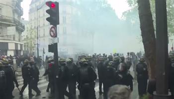يحتفلون بعيد العمال.. الشرطة الفرنسية تستخدم الغاز المسيل للدموع لتفريق تجمعات في باريس 