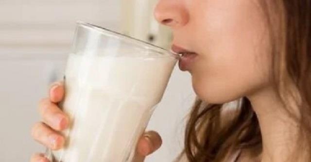 لإدارة وزنك والتحكم في توترك.. تعرفي على فوائد شرب الحليب المختلفة