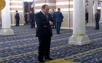 الرئيس السيسي يصلي ركعتين فور وصوله لافتتاح مسجد السيدة زينب
