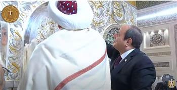 الرئيس السيسي وسلطان البهرة يضعان نقاط «بسم الله الرحمن الرحيم» على ضريح السيدة زينب