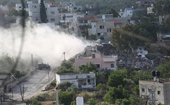 إسرائيليون يحرقون منزل فلسطيني بنابلس.. ويخطون عليه عبارات عنصرية