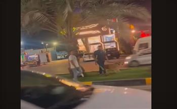 شباب يتنزّهون مع أسد في شوارع بغداد (فيديو)