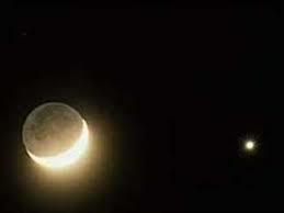 في مشهد بديع.. القمر يزين السماء مقترناً مع بولوكس