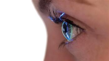 ابتكار عدسات لاصقة ذكية لقياس ضغط العين بدقة وراحة