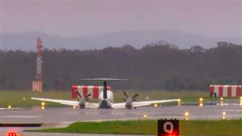 طائرة تهبط بدون عجلات في أستراليا بعد عطل مفاجئ في الجو (فيديو)