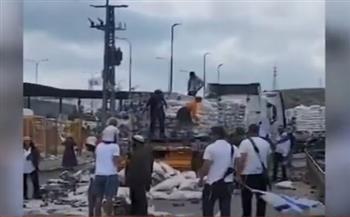 مستوطنون يدمرون شاحنات مساعدات كانت في طريقها لغزة (فيديو)