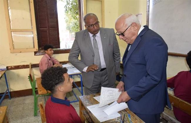 "محافظ بورسعيد" يتفقد سير انتظام امتحانات الشهادة الإعدادية بالقناة 