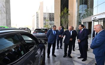 145 تاكسي كهربائي.. رئيس الوزراء يتفقد سيارات النقل الذكي بالعاصمة الإدارية