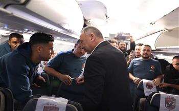 محمود الخطيب يجتمع مع لاعبي الأهلي للشد من أزرهم قبل السفر لتونس