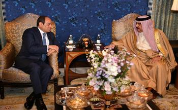 الرئيس السيسي يلتقي ملك البحرين على هامش استضافة المنامة القمة العربية