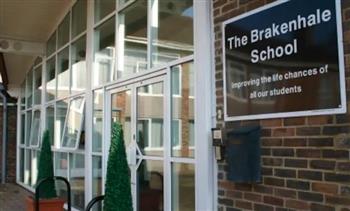 إجراءات صارمة ضد الطلاب.. مدرسة بريطانية تتحوّل إلى «معسكر أمني» 