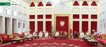 وصول أمير قطر والوفد المرافق له للمشاركة بالقمة العربية في البحرين