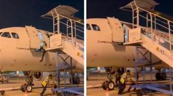 فيديو.. موظف في مطار إندونيسي يسقط من طائرة أثناء سحب سلمها