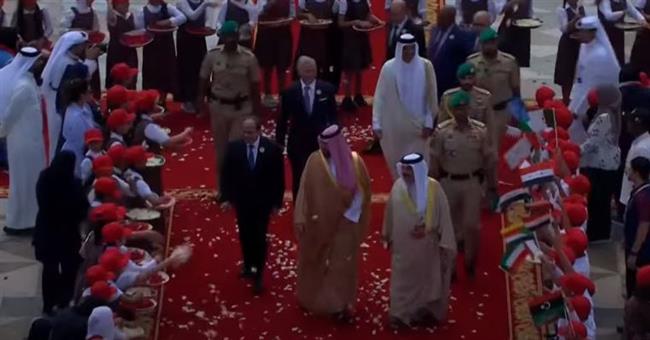 أطفال البحرين يستقبلون القادة المشاركين في القمة العربية بالورود والأعلام    