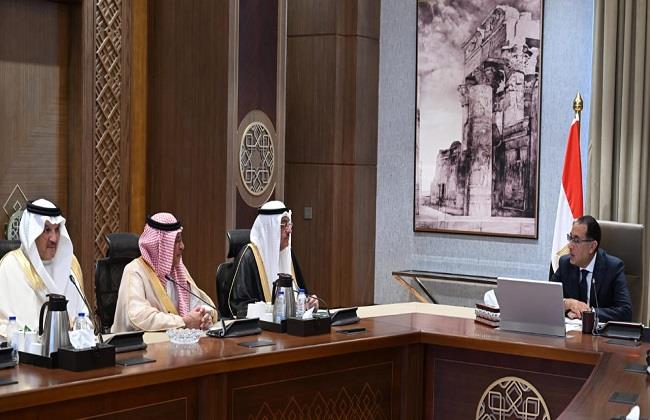 رئيس الوزراء يبحث مع مسئولين سعوديين التعاون المشترك وزيادة الاستثمارات