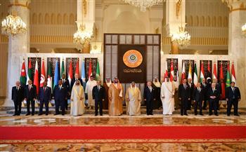 صورة تذكارية للقادة العرب قبيل انطلاق القمة العربية في البحرين بمشاركة الرئيس السيسي 