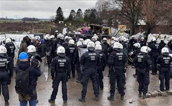 انتشار الشرطة في مطار ميونيخ الدولي واعتقال 8 أشخاص إثر احتجاجات نشطاء المناخ
