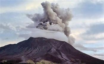 ثوران بركان جبل إيبو وإخلاء عدة قرى مجاورة في جزيرة مالوكو الإندونيسية