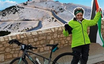 جدّة بريطانية تصعد جبلًا شاهقًا بدراجة هوائية لدعم غزة