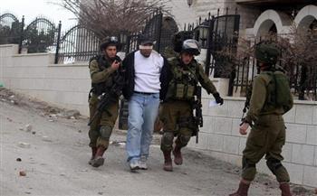 الاحتلال الإسرائيلي يعتقل أسيرًا محررًا ويداهم منازل في الخليل 